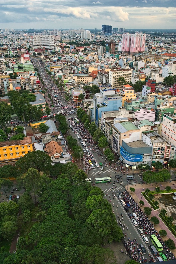 Dòng chảy nhộn nhịp trên đường Nguyễn Thái Học (Quận 1)